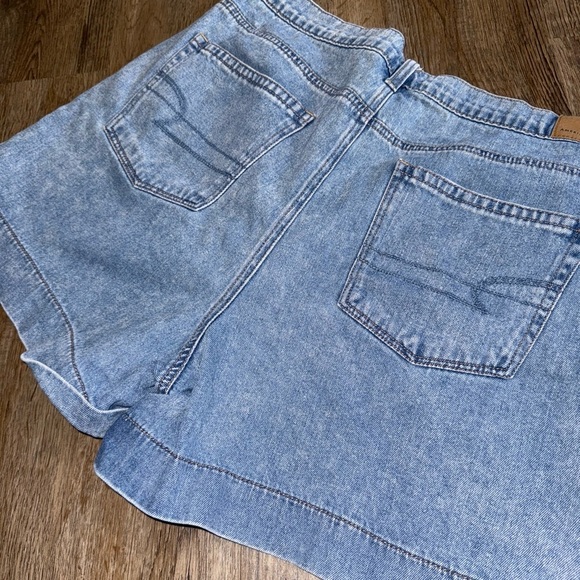 American Eagle • Pleated Denim Mom High Rise Shorts - Picture 8 of 9